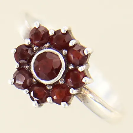 Ring med granater, stl 17¼, bredd 2-10mm, silver 925/1000 Vikt: 1,8 g