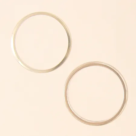 Ringar, två stycken, stl 19½ samt 19¾, vitguld, gravyrer, behov av omrodiering,18K  Vikt: 8,2 g