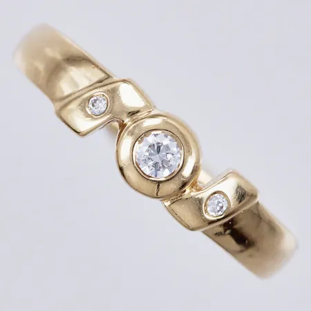 Ring med vita stenar stl: 17½ bredd: ca 2-4mm, 18K Vikt: 2,1 g