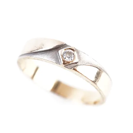 Ring m vit sten, stl 18(57), bredd 4,5mm, 18k Vikt: 4,3 g