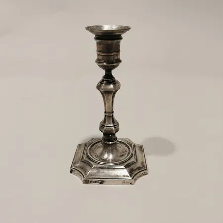 Ljusstake, på konturerad fyrkantig fot med fasade hörn, ca 16cm, bredd ca 9cm, Hawksworth, Eyre & Co Ltd Sheffield, tidigt 1900-tal, fylld botten, putsrepor, slitage, 830/1000 silver Vikt: 374 g