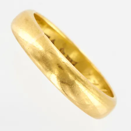 Ring slät stl 16, bredd: 4mm, gravyr,  23K  Vikt: 4,6 g