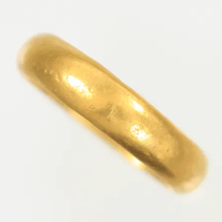 Ring, stl ca 19½, bredd 5mm (defekt, ojämn skena) 23K, 7,5g 