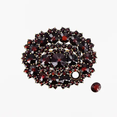 Brosch med granater 30x38mm, 1 sten har lossnat, metall.