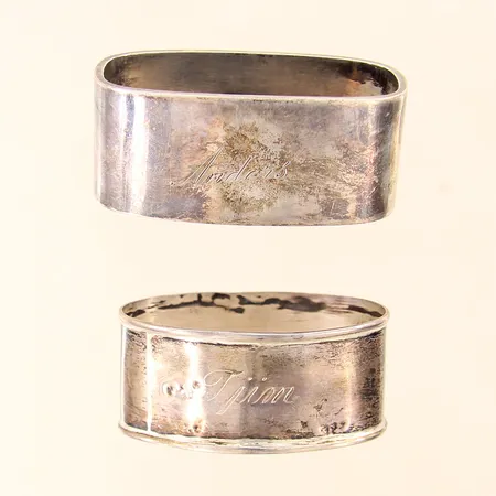 Servettringar, två stycken, bucklor, gravyr, silver 835-925/1000 Vikt: 65,7 g