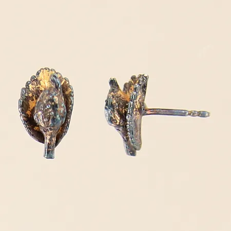 Ett par örhängen med dekor, Flora Danica, Danmark, 12x7mm, ena stoppet saknas, svag förgyllning, silver 925/1000 Vikt: 1,6 g