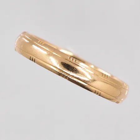 Ring mönstrad stl 20¼, bredd 4mm, gravyr, 18K Vikt: 4 g