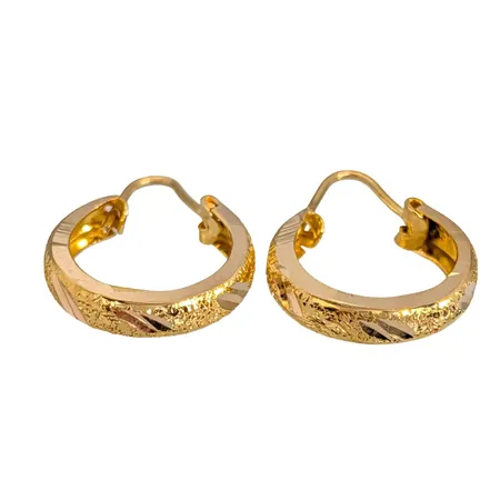 Örhängen Creoler, 21K guld, delvis mönstrade och matterade, storlek 15x21 mm, bredd 3,3 mm, fint skick Vikt: 2,3 g