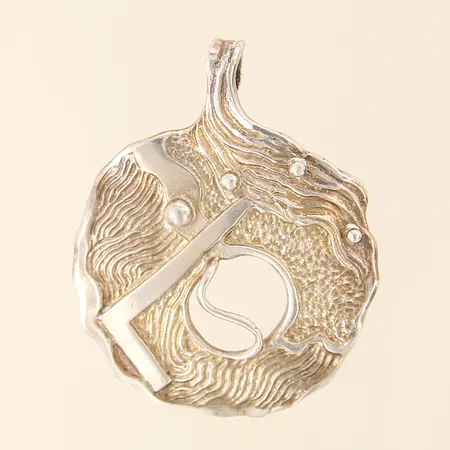 Hänge med dekor, Olle Olsson, för Hockey VM 1981, 45x37mm, numrerad: 117/500, silver 925/1000 Vikt: 16,8 g