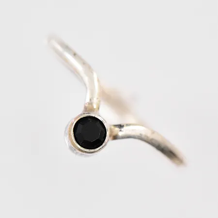 Ring stl 17¼, svart sten, silver 925/1000 Vikt: 0,7 g