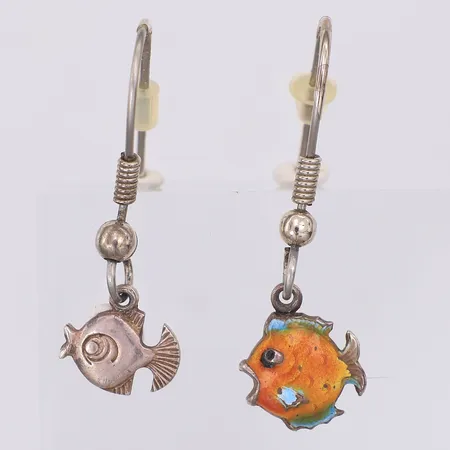 Ett par örhängen med olika fiskar 32mm, 835/1000 silver Vikt: 1,8 g
