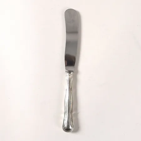 Smörkniv modell Hallbergs Chippendale, längd 200mm, monogramgravyr, tillverkade av C.G. Hallberg, Stockholm år 1932, blad i rostfritt stål, silver 830/1000 Vikt: 50,2 g