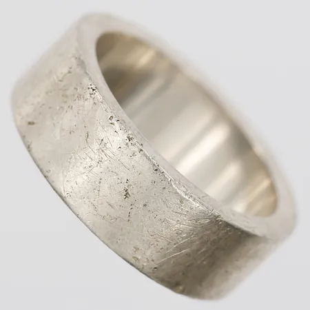 Ring i fyrkantig modell, stl: 19¾, bredd 7mm, silver 925/1000 Vikt: 13,4 g