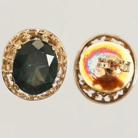 Ett par örhängen med gröna stenar, möjligen granater, ca 13mm, bredd 11mm, något böjda stift, 14K Vikt: 3,7 g