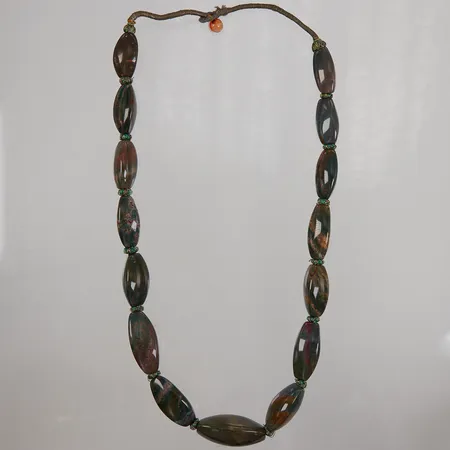 Collier med heliotroper ca 50cm, bredd ca 10-16mm, etui, Vikt: 62,7g