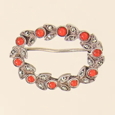 Brosch med orangea stenar samt markasiter, 22x19mm, silver 835/1000 Vikt: 3,3 g