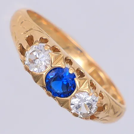 Ring med blå & vita stenar stl 15¼, Ceson, gravyr, 18K Vikt: 3 g