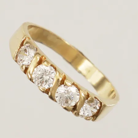 Ring med vita stenar, stl 17¼, bredd 2,5-4,2mm, ostämplad, 18K  Vikt: 3,6 g