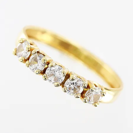 Ring vita stenar stl 17¼, bredd 3mm, GHA, 18K.  Vikt: 1 g