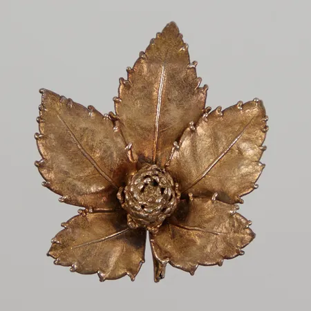 Brosch Flora Danica, Eggert Danmark, förgylld silver, längd 39mm, bredd ca 34,5mm, nålspärr saknas, 925/1000 silver,  Vikt: 7,5 g