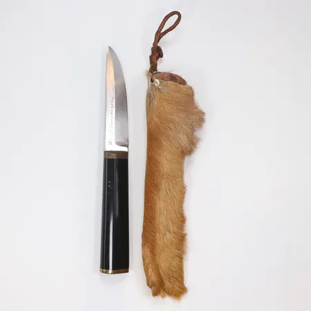 Kniv Tapio Wirkkala Hackman Puuko, Finland, Rostfritt stål, nylon och mässing, med läderslida, knivens längd 18 cm, med personlig gravyr, bladet märkt HACKMAN FINLAND STAINLESS TAPIO WIRKKALA, formgiven 1961