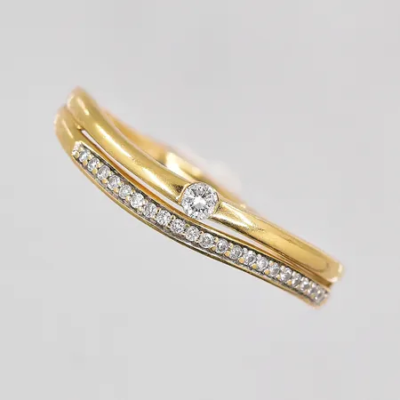 Ring med vita stenar stl 19½, bredd 1,2-3,7mm, 18K Vikt: 2,3 g