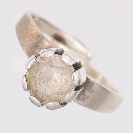 Ring med vit sten regelbar modell, defekt skev, 830/1000 silver Vikt: 3 g