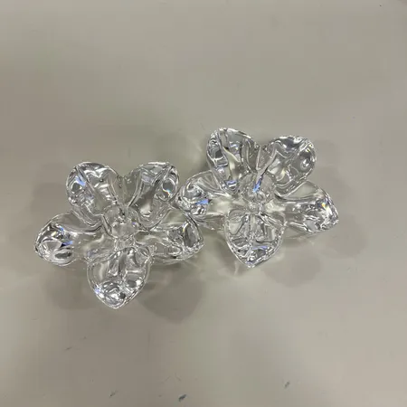 Ett par Ljusstakar Orrefors, Ø 10cm, höjd 4,5cm, glas, etikettmärkta, tillverkningsfel.