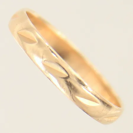 Ring med dekor, stl 19½, bredd 3mm, 18K  Vikt: 2,7 g