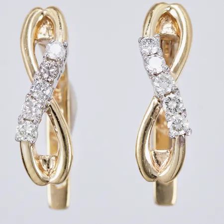 Ett par örhängen med diamanter ca 5x0,02ct vardera, längd ca 12mm, bredd ca 2-4mm, 14K Vikt: 3,3 g