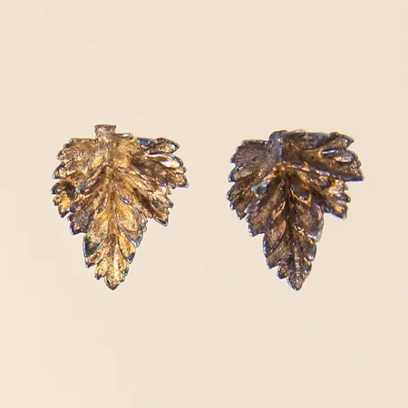 Ett par örhängen med dekor, Flora Danica, Danmark, Ø11mm, svag förgyllning, förgyllt silver 925/1000  Vikt: 1,6 g