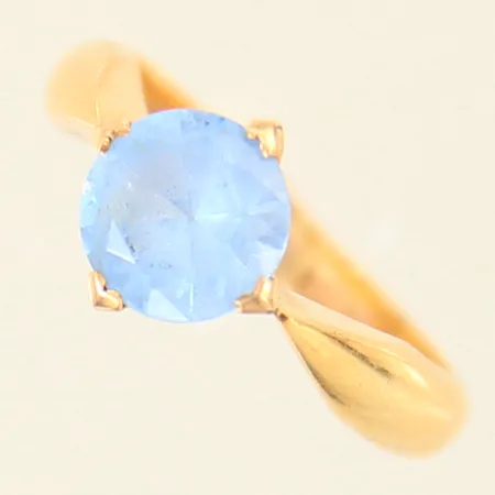 Ring med syntetisk spinell, stl 15¾, bredd 3-9mm, skena i 18K, gravyr, 20K Vikt: 4,9 g