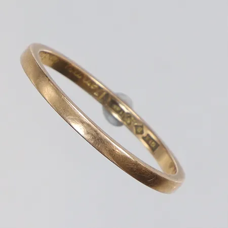 Ring slät, stl 20, bredd 1mm, gravyr, 18K Vikt: 2,6 g