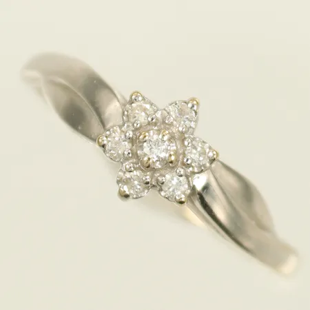 Ring vitguld med diamanter tot 7 x ca 0,02ct stl 19, bredd 2-7mm, 18K, 2,7g 