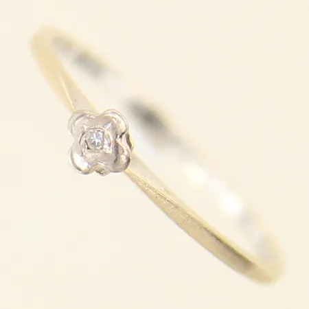 Ring med diamant ca 0,01ct, stl 16¾, bredd 1-4mm, vitguld, 18K  Vikt: 1,1 g
