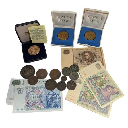 Parti äldre kopparmynt, sedlar, medaljer, bl.a. 1/2 Skilling Karl XIV Johan 1820, 1821 och 1822
