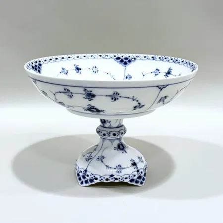 Skål på fot, Musselmalet, halvblond, Royal Copenhagen, Danmark, numrerad: 1/513, höjd ca 15cm, porslin, fot med mindre nagg  Skickas med postpaket.