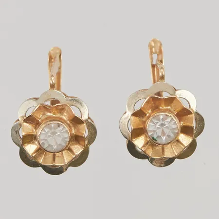 ett par örhängen, vita stenar, 15x13mm, 18K, 3,5g.