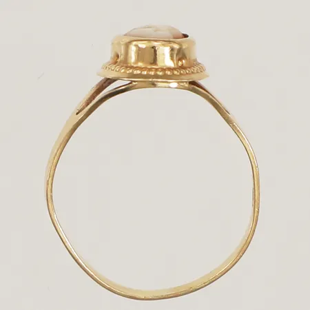 Ring med Camé, stl 15½, bredd 1,6-10,6mm, skev, 18K  Vikt: 1,2 g
