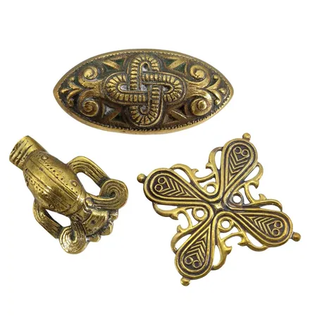 Broscher, 3 stycken, brons, Kalevala Koru Finland, varierande mått, oval brosch 62,5x30 mm, någon möjligen omärkt, vikt tillsammans 67 gram