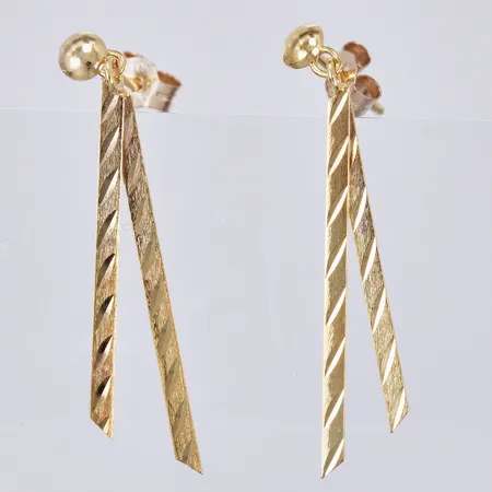 Ett par örhängen längd: ca 2,8cm bredd: ca 3-6mm 9K  Vikt: 0,5 g