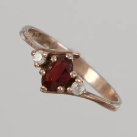 Ring med granat och vita stenar, stl 17¾, bredd 2,3-8,2mm, granat med enstaka repa, 830/1000 silver,  Vikt: 1,7 g