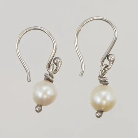 Ett par örhängen med pärlor, 20mm, krokar, ostämplat silver, 1,0g.