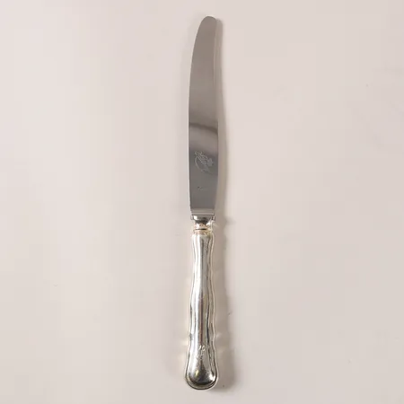 Matkniv modell Hallbergs Chippendale, längd 245mm, monogramgravyr, tillverkade av C.G. Hallberg, Stockholm år 1933, blad i rostfritt stål, silver 830/1000 Vikt: 72,8 g