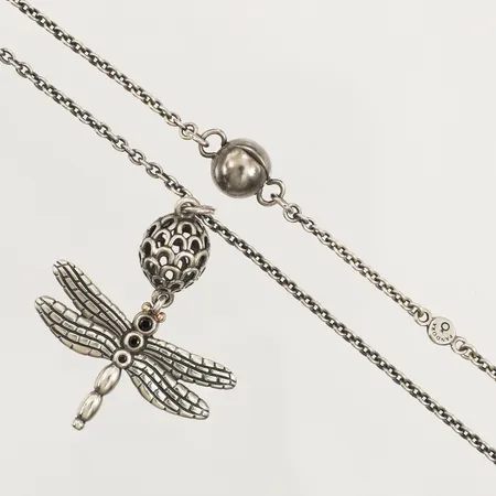 Collier Trollslända, Pandora, oxiderat silver, kedja ca 97cm, hängets mått ca 50mm, inklusive ögla, bredd ca 36mm, 925/1000 silver Vikt: 25,8 g