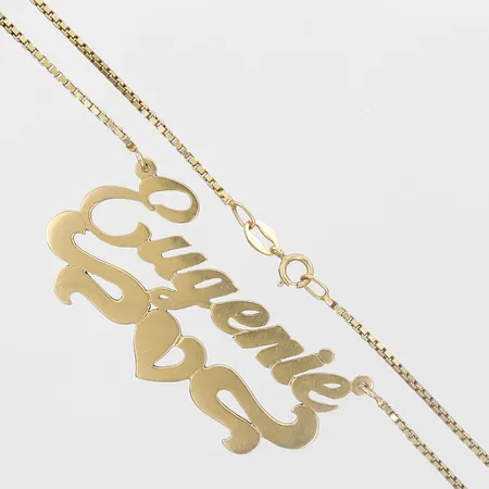 Collier med namnbricka, längd 42cm, höjd på namnbricka 22mm, 18K guld Vikt: 8,6 g