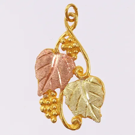 Hänge med dekor av blad, 29x16mm ink ögla, 12K.  Vikt: 2,5 g