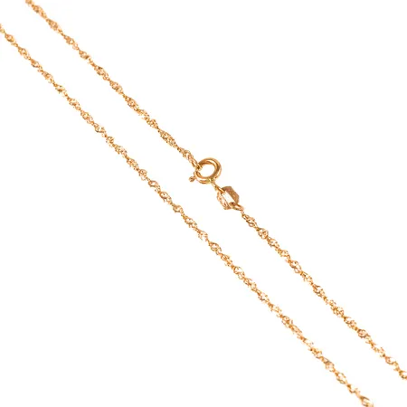 Kedja Singapore i 18K guld. Den är 45 cm lång, 1,5 mm bred och väger 1,9g. Springring. Stämplad GHA (Guldfynd). Fint skick. 