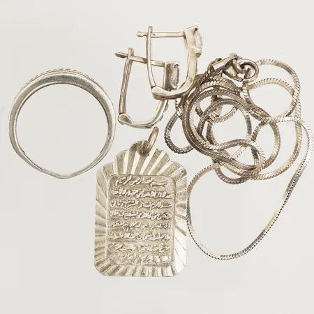 Diverse silver, stenar, skadat, silver  Vikt: 13,4 g