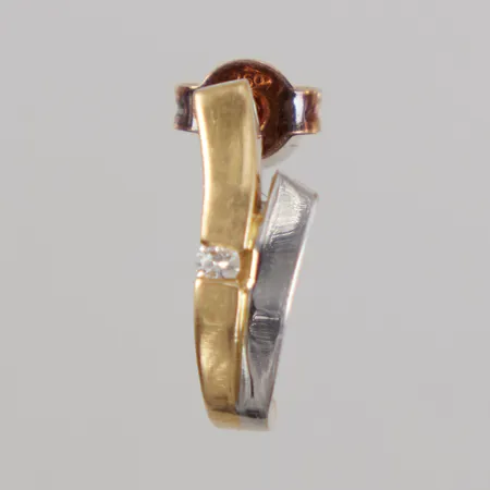 Udda örhänge med diamant 1x ca 0,02ct, mått ca 4 x 15,7mm, gul/vitguld, stift, 18K  Vikt: 1,6 g